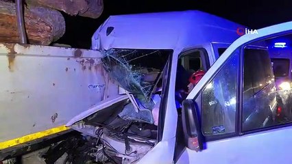 Camion chargé de grumes percuté par un minibus : 1 mort, 20 blessés