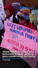 DETIK-DETIK Rumah Rocky Gerung Dilempar Telur & Tomat Oleh Massa Demo Sambil Ucapkan Takbir!