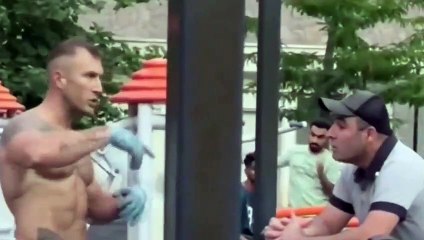 Parkta üstsüz spor yaptığı için şikayet edilen adamdan beklenmedik tepki: Canın mı çekiyor beni?