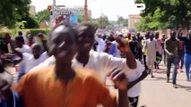 تظاهرات حامیان کودتاچیان نیجر در نیامی با پرچم‌های روسیه در دست