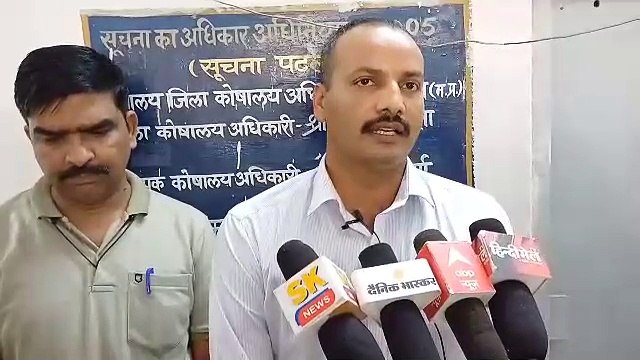 जिला कोषालय का बाबू तीन हजार की रिश्वत लेते रंगे हाथों गिरफ्तार