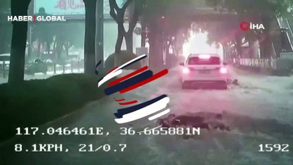Takdir toplayan anlar... Çin’de sele kapılan yaşlı adamı otobüs sürücüsü böyle kurtardı