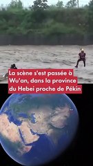 Chine : sauvetage impressionnant d'un homme emporté dans un torrent