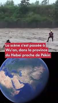 Chine : sauvetage impressionnant d'un homme emporté dans un torrent