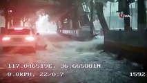 Çin'de sel sularına kapılan yaşlı adamı otobüs sürücüsü kurtardı