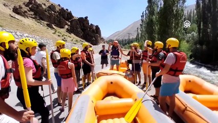 Doğaseverler Müküs Çayı'nın serin suyunda rafting yaptı