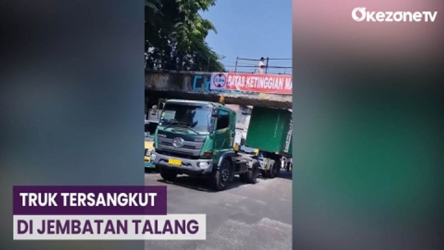 Truk Tersangkut di Jembatan Talang, Kontainer Truk Timpa Mobil di Belakangnya