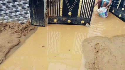 बिजली, पानी बंद, खाना नहीं बन रहा, घर छोड़ रिश्तेदारों के रहने चले गए