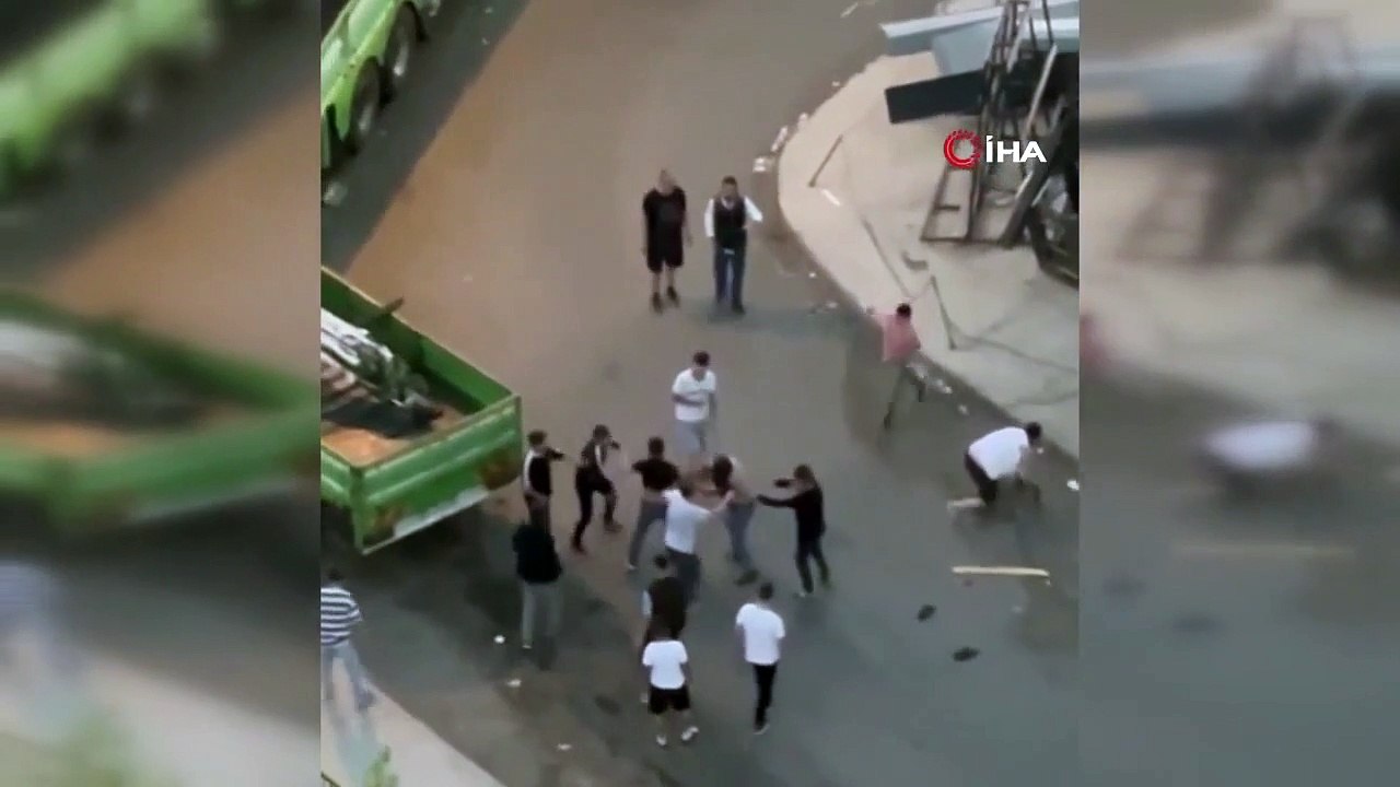 L'image à glacer le sang au moment du combat ! C'est ainsi qu'ils ont donné des coups de pied à l'homme qu'ils ont frappé à la tête et l'ont assommé.