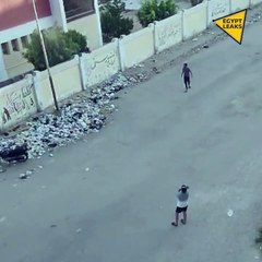 لحظة محاولة قــ تل أفراد من الجيش المصري لشابين مصريين اتهموهما بالسرقة بمحافظة السويس الجمعة ٦/٢٨