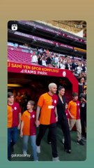 Wanda Nara y el espectacular recibimiento que le dieron a ella y a Mauro en el Galatasaray turco