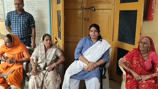 अलवर नगर परिषद की पूर्व सभापति बीना गुप्ता अचानक पहुंची परिषद, नहीं खुला ताला