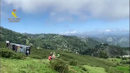 Diez heridos al despeñarse un autobús en la subida a los Lagos de Covadonga