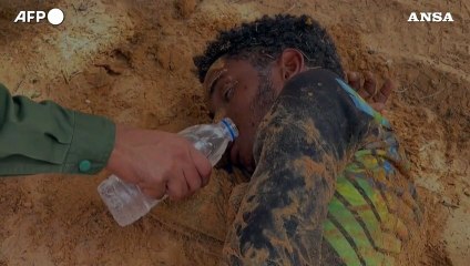 Migranti vagano sfiniti nel deserto tra Tunisia e Libia