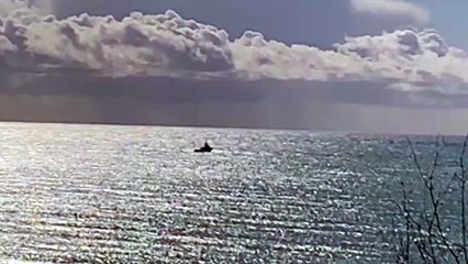 Tunisini fermano i migranti sui barchini e li derubano