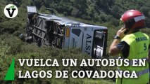 Así ha quedado el autobús volcado en la subida de Lagos de Covadonga con menores en su interior