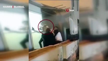 Hatalı park yaptılar! Kendilerine ceza yazan trafik polisine terlikle böyle saldırdılar