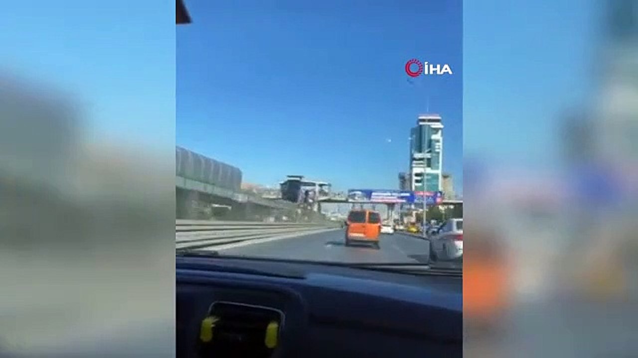Les sanctions pleuvaient sur le conducteur qui surveillait la circulation à Beylikdüzü en mettant la circulation en danger