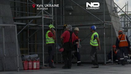 В Киеве демонтируют герб СССР с монумента "Родина-мать"