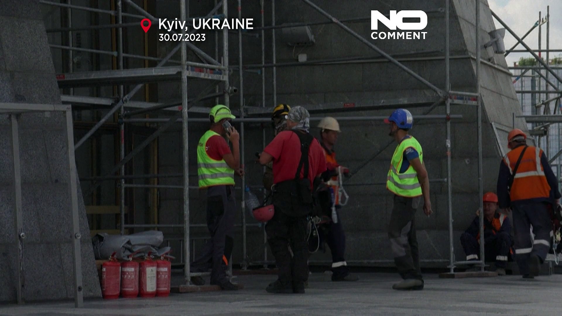 ⁣В Киеве демонтируют герб СССР с монумента