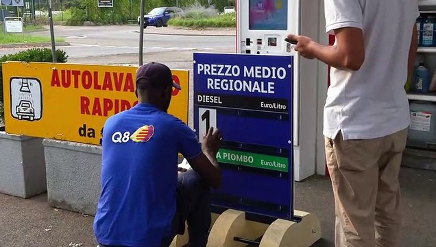 Benzinai preparano i cartelli coi prezzi medi regionale dei carburanti: obbligatori da 1 agosto 2023