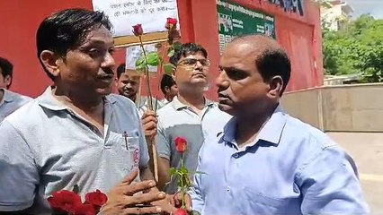 यात्रियों को गुलाब फूल देकर जयपुर मेट्रो कर्मचारियों ने जताया विरोध