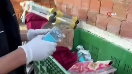 Uyuşturucuyu otomobilin kadranının arkasına saklamış...Operasyon anı kamerada