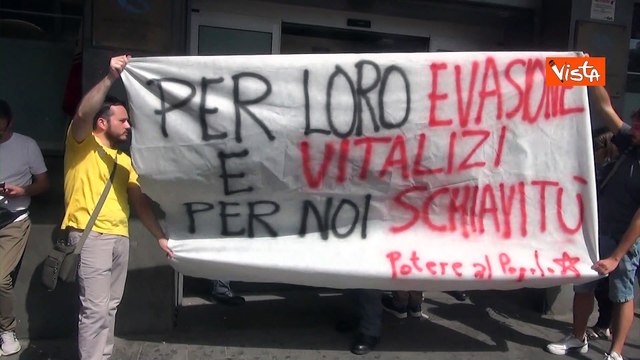 Per loro vitalizi, per noi schiavit? , lo striscione contro stop al Reddito Cittadinanza a Napoli