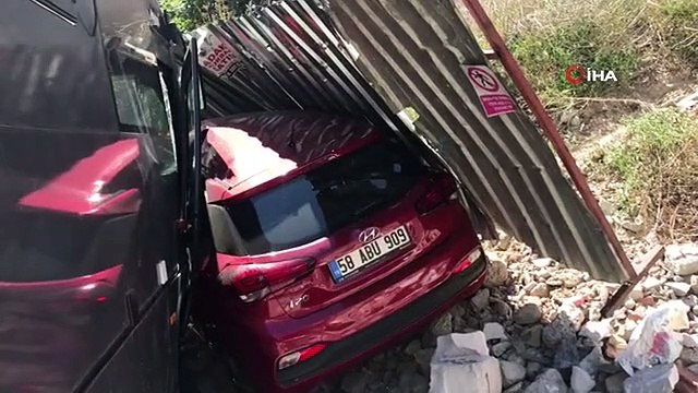 Kağıthane'de freni boşalan karavan park halindeki araca çarptı
