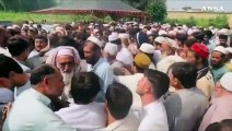 Pakistan, preghiere funebri per le vittime dell'attentato suicida di Bajaur