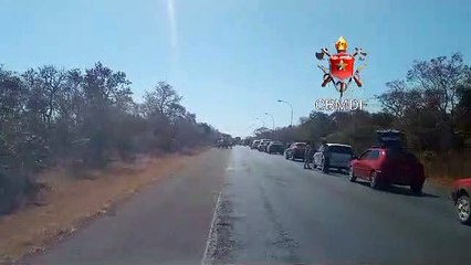 Colisão entre moto e carro com vítimas causa engarrafamento na DF-128