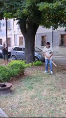 Medico va in pensione e festeggia distruggendo il telefono a mazzate: “Vi ho sopportato abbastanza”