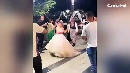 Gelin düğünde damada tasma takıp 'Salako' şarkısı eşliğinde gezdirdi