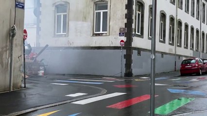 Varios policías tropiezan en una cuerda