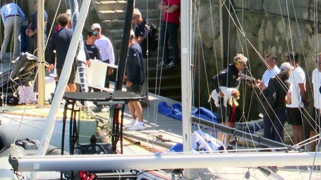 Juan Carlos I y la infanta Elena llegan al puerto de Sanxenxo tras casi una hora de navegación
