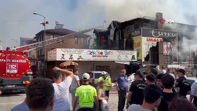 L'incendie du bâtiment en bois de deux étages a fait peur - Le pompier qui est intervenu dans l'incendie a été blessé