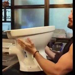 Böyle sunum görülmedi! Klozetin içinde tatlı sundular