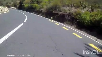 Un ciclista en Tenerife casi colisiona contra un coche en un adelantamiento ilegal