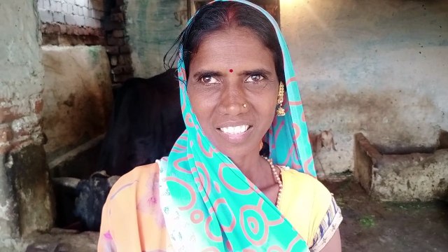 रुपए में बिकने वाले गोबर से बना रही 3 कंडे , मिल रहे 9 रुपए, तो क्यों जेब से 10 रुपए खर्च कर क्यों जाएं गोबर बेचने