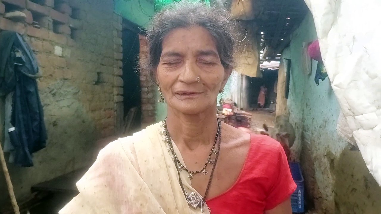 रुपए में बिकने वाले गोबर से बना रही 3 कंडे , मि...