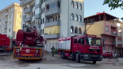 Incendie sur le toit d'un immeuble de 5 étages à Bursa