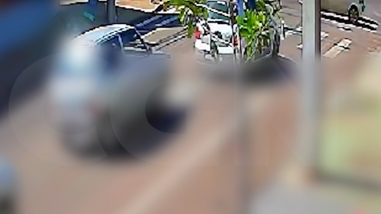 Câmera flagra acidente de trânsito no bairro Coqueiral