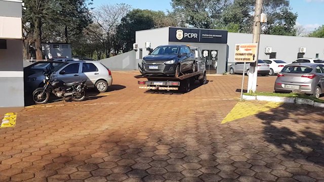 Durante perseguição, ladrões abandonam carro furtado e fogem a pé