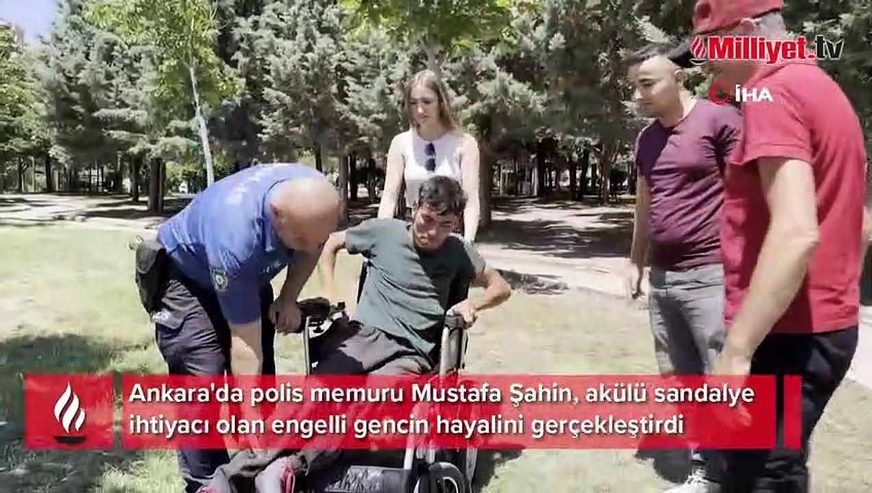 Yardımsever polis memuru engelli genci akülü sandalyesine kavuşturdu