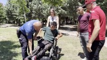 Sosyal medyada konuşulan o video! Polisin yardım ettiği engelli genç yüreklere dokundu