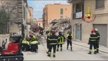 Matera, crolla palazzina: i soccorsi dei vigili del fuoco - Video