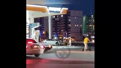 Yolda kalan otomobili scooter ile çekmeye çalıştı