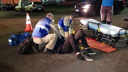 Motociclista fica ferido em forte colisão no Centro