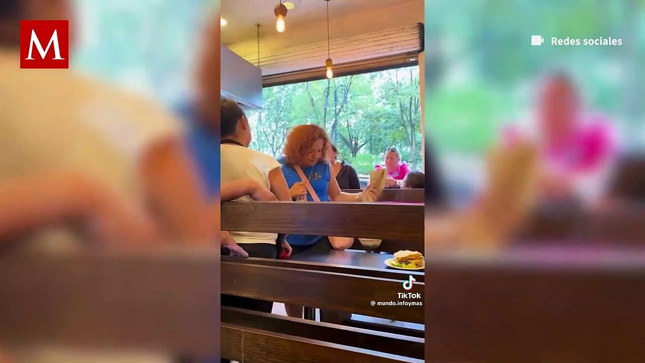 Una mujer enfureció con un mesero por haber tirado lo que quedaba de su comida