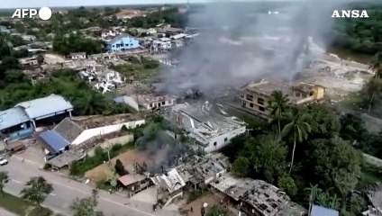 Télécharger la video: Thailandia, esplosione in un magazzino di fuochi d'artificio: almeno 9 morti